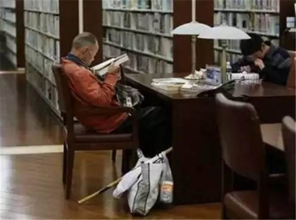 許多人都為他追求知識的精神讚賞。(圖/文明在我) 