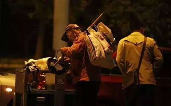 感謝有這樣一位老人家,溫暖了人間。(圖/文明在我)