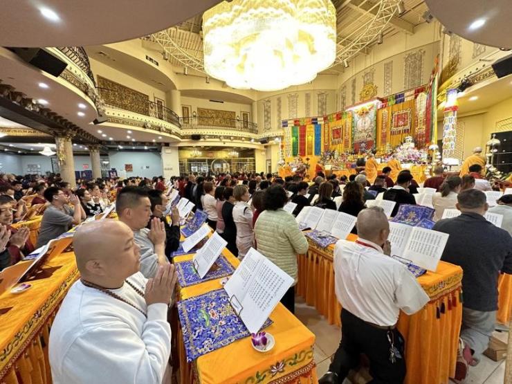 為慶祝國曆10月29日「佛定放生日」,及農曆9月19日南無觀世音菩薩法緣日,位於紐約的初心善行大悲願寺於29日上午在法拉盛御庭酒店舉辦大悲懺法會,並於當天下午舉辦放生法會,近一千中外民眾到場參與祈福。(記者高雲兒╱攝影)
